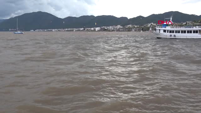 Marmaris’te Sağanak Yağmur 7 Tekneyi Batırdı, Deniz Kahverengiye Döndü