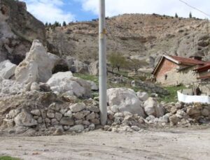Afyonkarahisar’da yamaçtan kopan kaya modülleri tedirginliğe neden oldu