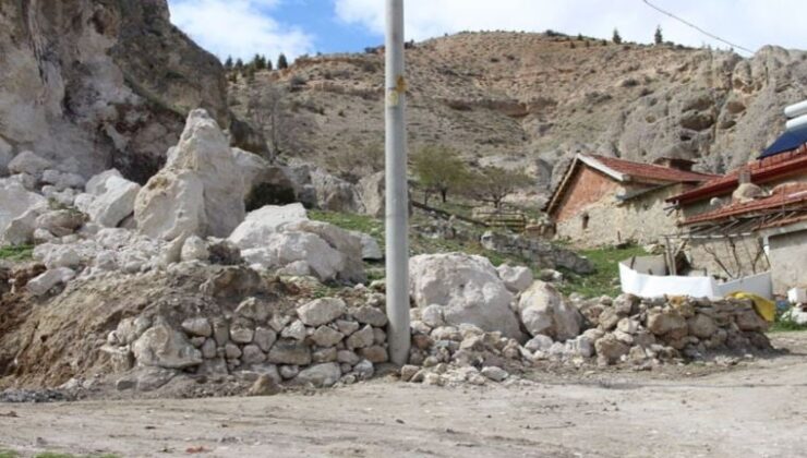 Afyonkarahisar’da yamaçtan kopan kaya modülleri tedirginliğe neden oldu
