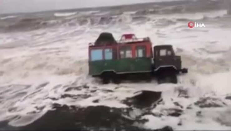 Rusya’da kıyıdaki 3 araç denize sürüklendi