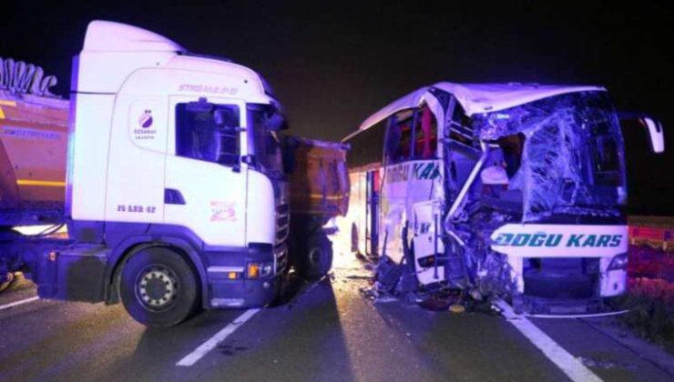 Anadolu Otoyolu’nda tır ile yolcu otobüsü çarpıştı: 18 yaralı