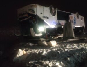 Bingöl’de 2 yolcu otobüsü devrildi: 22 yaralı
