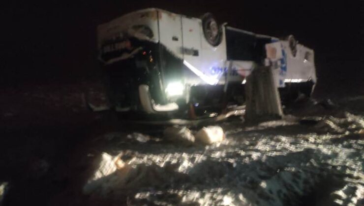 Bingöl’de 2 yolcu otobüsü devrildi: 22 yaralı