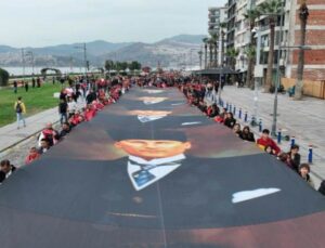 İzmir Ata’ya hürmet için 350 metrelik posterle yürüdü