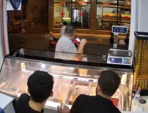Burası Teksas değil İstanbul! Manavda alışveriş yapan bireye silahlı atak