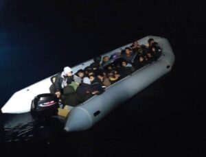 İzmir açıklarında 18 kaçak göçmen yakalandı