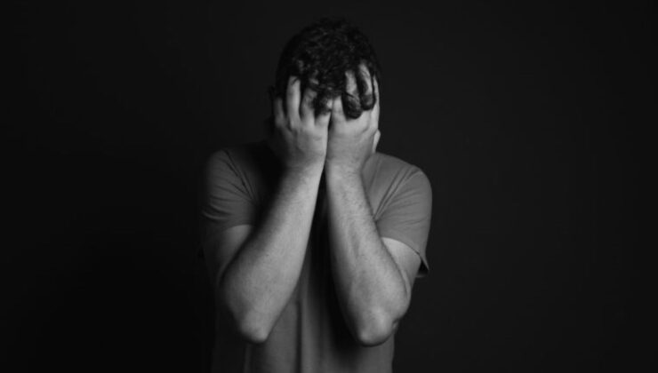 İçinizdeki eleştirmeni susturmanın yolları: Terapistlerden 7 strateji