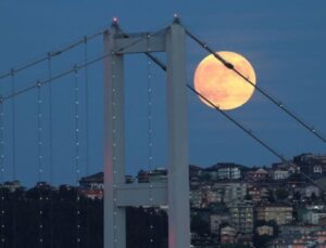 Fotoğraflarla: Üstün Hasat Ay’a eşlik eden kısmi ay tutulması