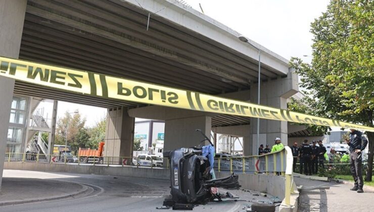 Şoförün hayatını kaybettiği kazada araba üst geçitten aşağıya bu türlü düştü