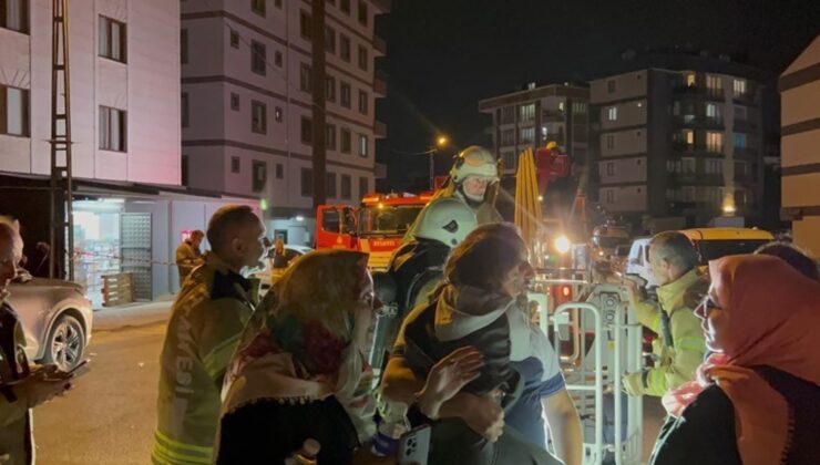Sultanbeyli’de korkutan yangın: Mahsur kalanlar kurtarıldı