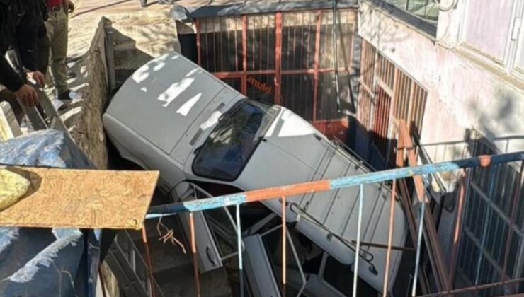 El freni çekilmeyen araba işyerinin bahçesine uçtu!