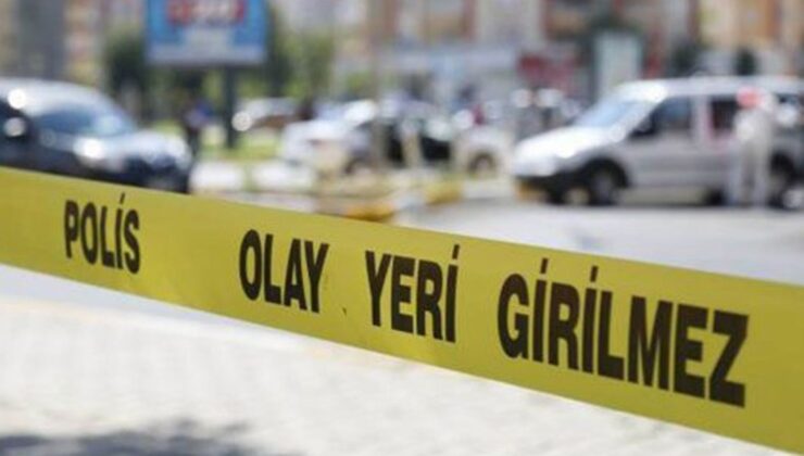 Tüfeğini gösterirken akrabasını başından vurdu