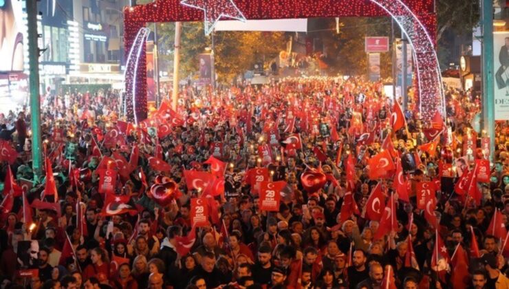 Bağdat Caddesi’nde Cumhuriyet coşkusu: ‘Cumhuriyet düşmanlarına, gerici siyasetlerine teslim olmayacağız’