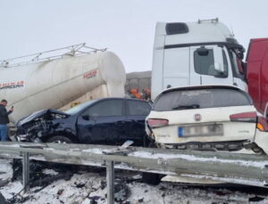 Erzurum’da zincirleme kazada can pazarı: 20 kişi yaralandı, yol trafiğe kapatıldı!