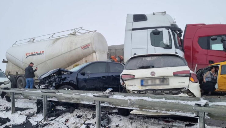 Erzurum’da zincirleme kazada can pazarı: 20 kişi yaralandı, yol trafiğe kapatıldı!