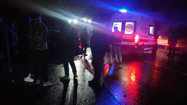İstanbul Beykoz’da iki araç baş başa çarpıştı: 1 kişi hayatını kaybetti, 5 yaralı!