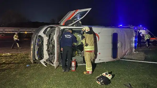 Manisa’da araba ile ambulans çarpıştı: Yaralılar var!