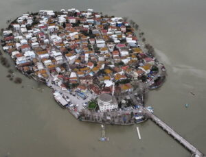 Müdafaa altındaki gölde 2014’ten bu yana birinci sefer… Sular 5 metre yükseldi, yollar kapandı!
