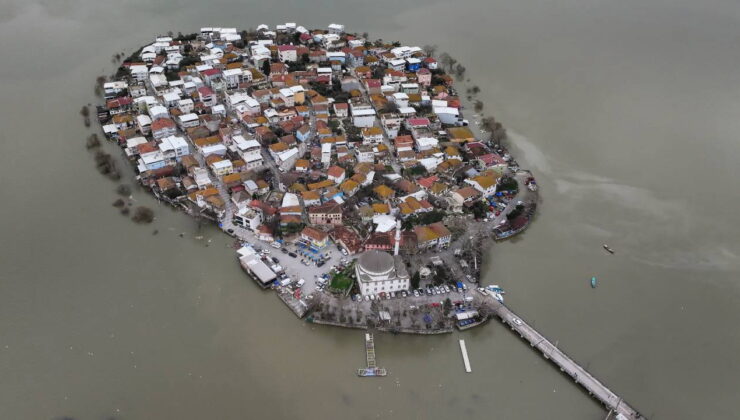 Müdafaa altındaki gölde 2014’ten bu yana birinci sefer… Sular 5 metre yükseldi, yollar kapandı!