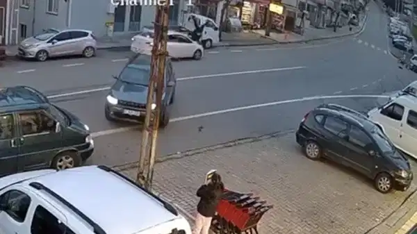 O anlar kamerada: Arabanın çarptığı genç bayan metrelerce savruldu!