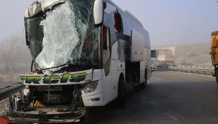 Van’da araba ile tırın çarpıştığı kazada 2 kişi öldü, 3 kişi yaralandı