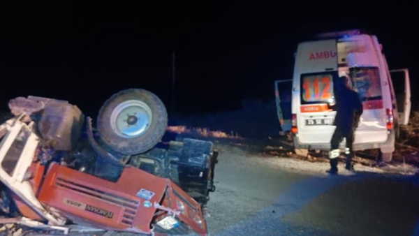 Ambulans traktöre arttan çarptı: 4 yaralı
