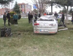 Araba kavşakta devrildi: Ortalık savaş alanına döndü