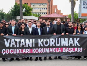 CHP Gençlik Kolları’ndan 23 Nisan yürüyüşü: Okul hücumlarına karşı seslendiler