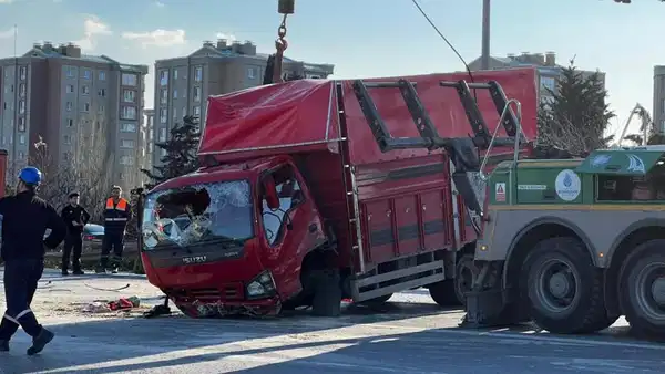 Esenler’de araba kamyonete çarptı: 1’i ağır, 6 yaralı