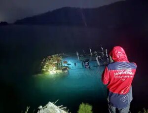 Fethiye’de cins teknesi battı: 6 kişi kurtarıldı, 1 kişinin cansız vücuduna ulaşıldı!