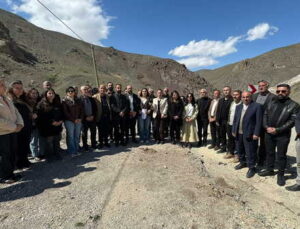 Hakkari-Van Karayolu günlerdir kapalı! ‘Yol krizi’ protesto edildi