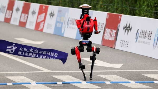 Pistlerde robot ihtilali: İnsansı robot ‘Lightning’ dünya rekorunu paramparça etti