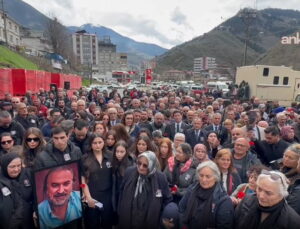 Volkan Konak vefatının birinci yılında mezarı başında anıldı: Özgür Özel ve Ekrem İmamoğlu ileti gönderdi