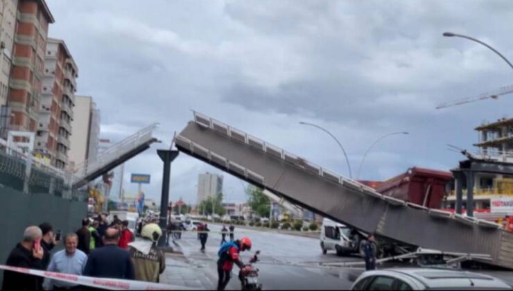 Ankara’da feci kaza! Kasası açık kamyon üst geçidi yıktı: 3 yaralı