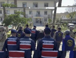 Annesini odunla başına vurup öldürmüştü.. Arkadaşı da tutuklandı