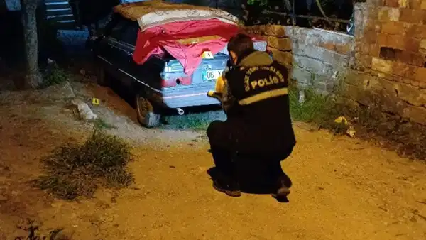 Babasının meskeninin önünde tüfekle ateş açıp kaçtı