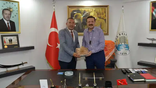 CHP’den istifa edip AKP’ye geçeceği söylenen Veysel Topçu’nun ‘AKP enkazı’ afişi yine gündemde