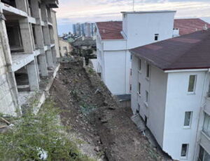 Nevşehir’de istinat duvarı çöktü: 3 katlı apartman ile anaokulu tahliye edildi