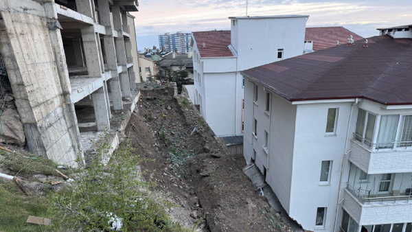 Nevşehir’de istinat duvarı çöktü: 3 katlı apartman ile anaokulu tahliye edildi