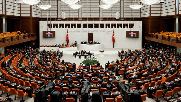 ‘Süreç’ görüşmeleri sürerken… DEM Parti’nin ‘Kürtçenin kamusal alanda kullanımı’ önerisi AKP ve MHP oylarıyla reddedildi