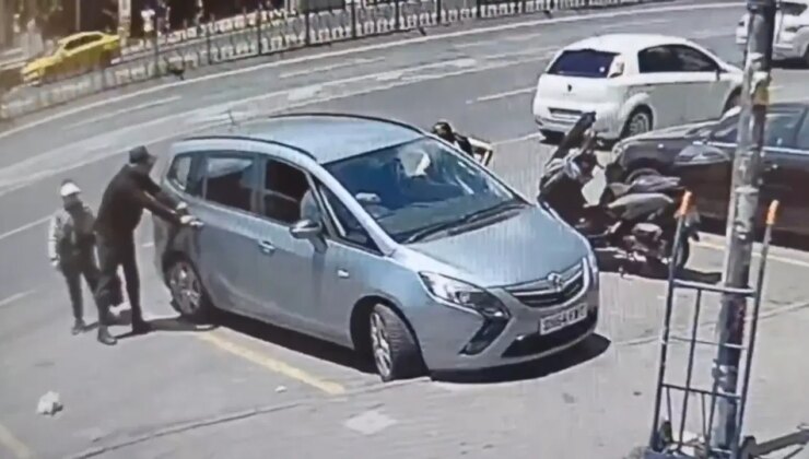 Araçta eşini bekleyen turistin çantasını çaldılar: İçindekileri alıp geri bıraktılar! O anlar kamerada