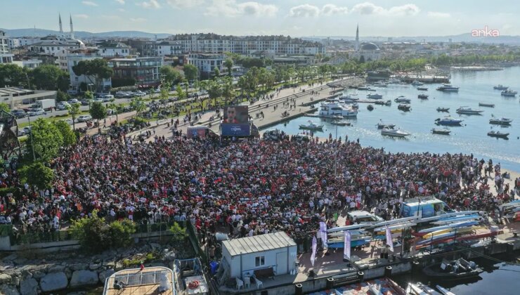 İstanbul’da meydan ve parklar ulusal maç heyecanıyla doldu taştı: Beşiktaş, Bakırköy, Kadıköy, Maltepe, Tuzla, Ataşehir…