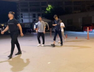 Parktaki gençlere pompalı tüfekle kurşun yağdırıp kaçtı: 10 yaralı