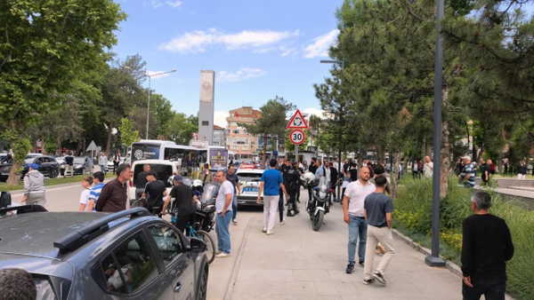 Yol verme hengamesinde ortalık karıştı: 1’i polis 5 yaralı
