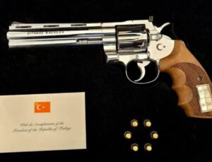 Erdoğan’ın ikram ettiği tabancayı hangi başkanlar ülkelerine götürmedi? İşte o isimler…
