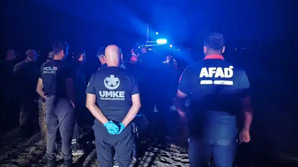 Hazar Gölü’ne giren 17 yaşındaki genç boğuldu