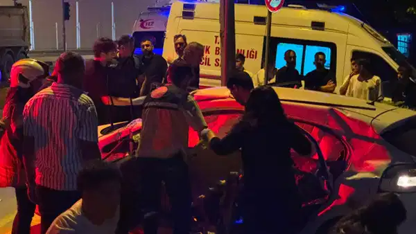 Ümraniye’de gece yarısı korkunç kaza… Kamyon, araba ile çarpıştı: Yaralılar var!